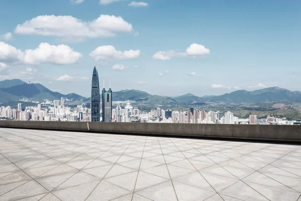 Rascacielos Una Ciudad Moderna Con Vistas Perspectiva Bajo Cielo Azul —  Fotos de Stock