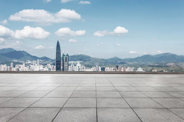 俯瞰视角在蓝蓝的天空下的现代化城市的摩天大楼 — 图库照片