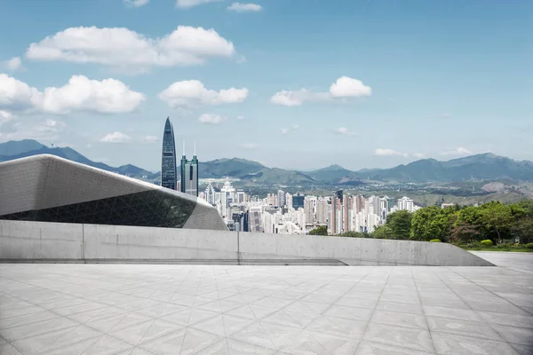 俯瞰视角在蓝蓝的天空下的现代化城市的摩天大楼 — 图库照片