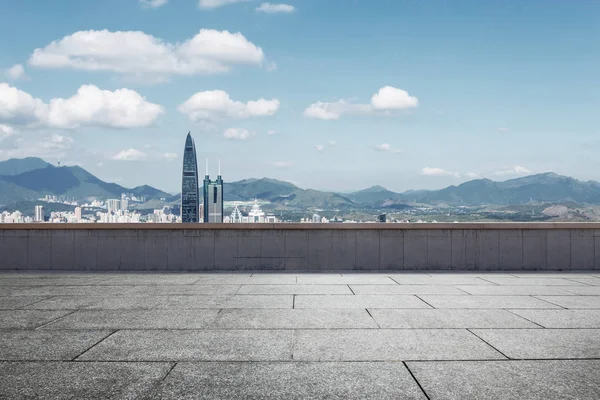 Rascacielos Una Ciudad Moderna Con Vistas Perspectiva Bajo Cielo Azul —  Fotos de Stock