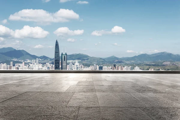 俯瞰视角在蓝蓝的天空下的现代化城市的摩天大楼 — 图库照片