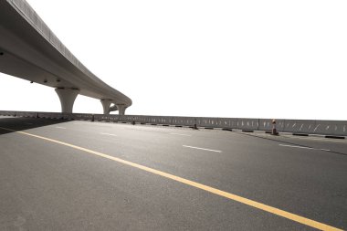 Beyaz arka plan ile asfalt yol