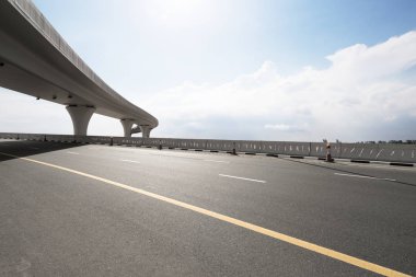 Asfalt yol ile şehir manzarası