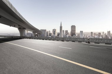 Asfalt yol ile şehir manzarası