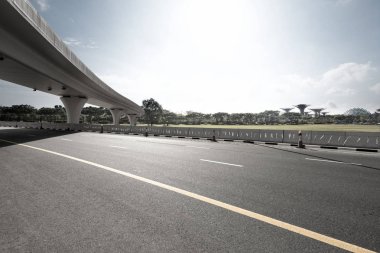 Asfalt yol ile şehir manzarası