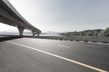 Asfalt yol ile şehir manzarası