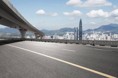 Asfalt yol ile şehir manzarası