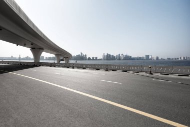 Asfalt yol ile şehir manzarası