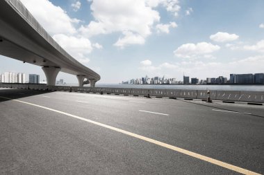 Asfalt yol ile şehir manzarası