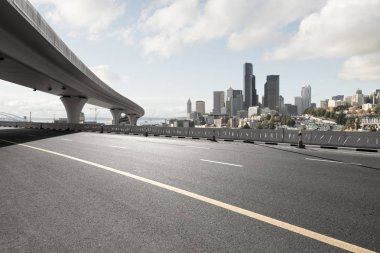 Asfalt yol ile şehir manzarası