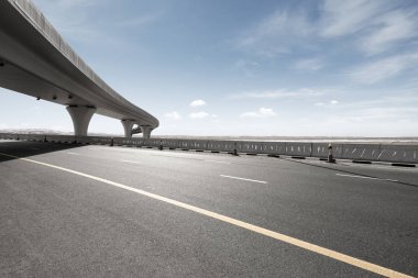 Asfalt yol ile şehir manzarası