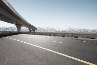 Asfalt yol ile şehir manzarası