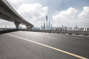 Asfalt yol ile şehir manzarası