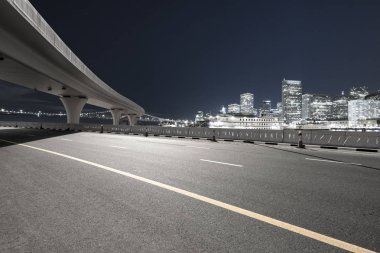 Asfalt yol ile şehir manzarası