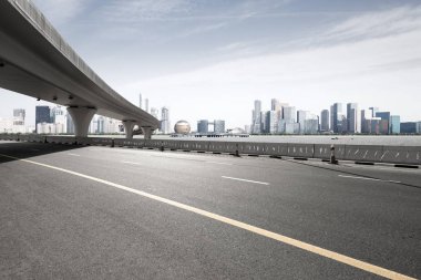 Asfalt yol ile şehir manzarası