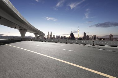 Asfalt yol ile şehir manzarası