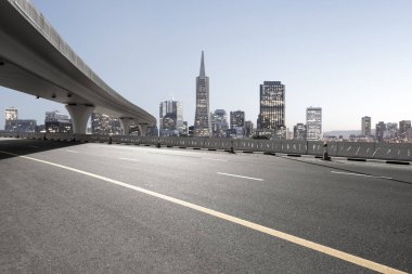 Asfalt yol ile şehir manzarası