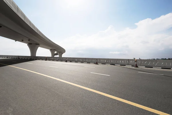 Asfalt yol ile şehir manzarası