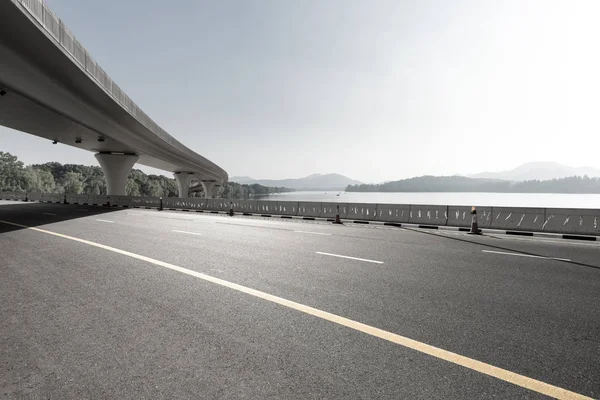 Asfalt yol ile şehir manzarası