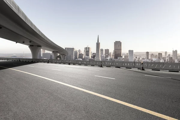 Asfalt yol ile şehir manzarası