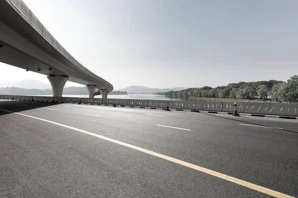 Asfalt yol ile şehir manzarası