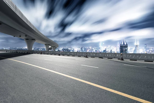 Asfalt yol ile şehir manzarası