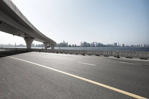 Asfalt yol ile şehir manzarası