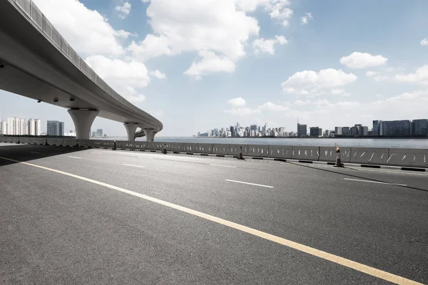 Asfalt yol ile şehir manzarası