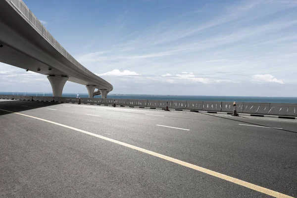 Asfalt yol ile şehir manzarası