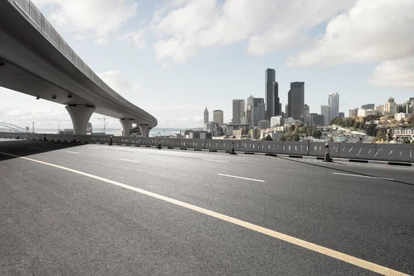 Asfalt yol ile şehir manzarası