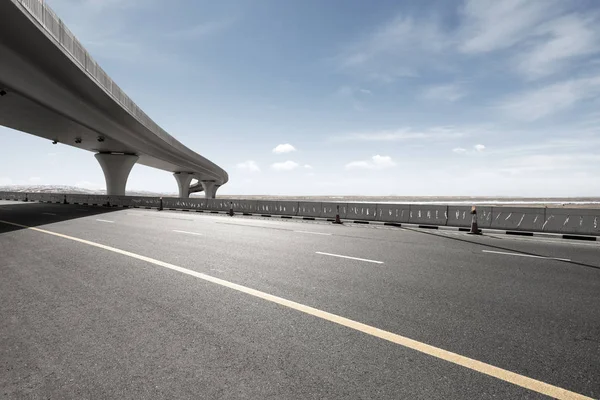 Asfalt yol ile şehir manzarası