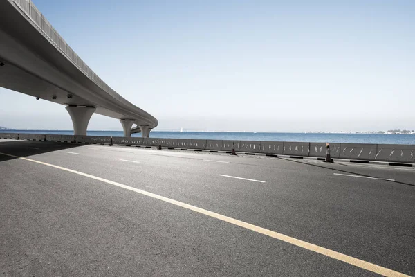 Asfalt yol ile şehir manzarası