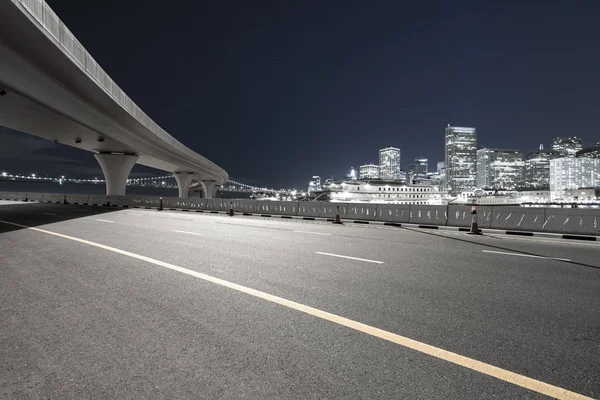 Asfalt yol ile şehir manzarası