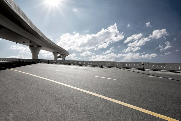 Asfalt yol ile şehir manzarası