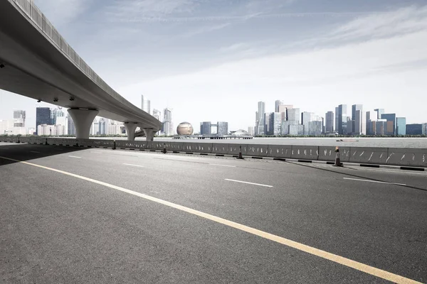 Asfalt yol ile şehir manzarası