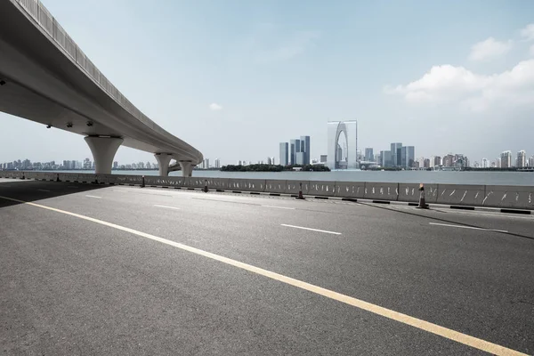 Asfalt yol ile şehir manzarası