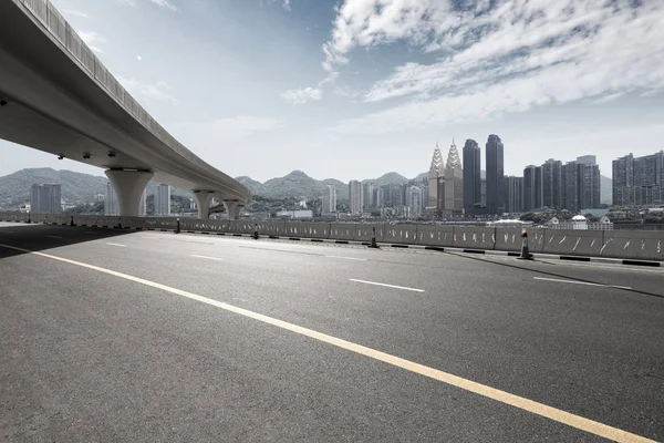 Asfalt yol ile şehir manzarası