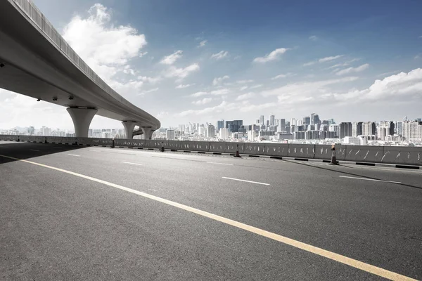 Asfalt yol ile şehir manzarası