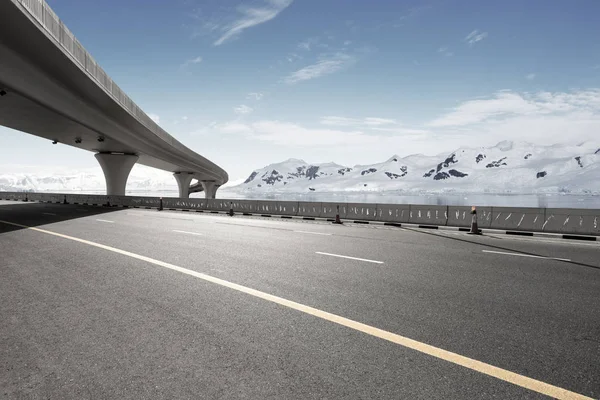 Asfalt yol ile şehir manzarası