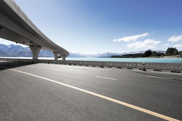 Asfalt yol ile şehir manzarası