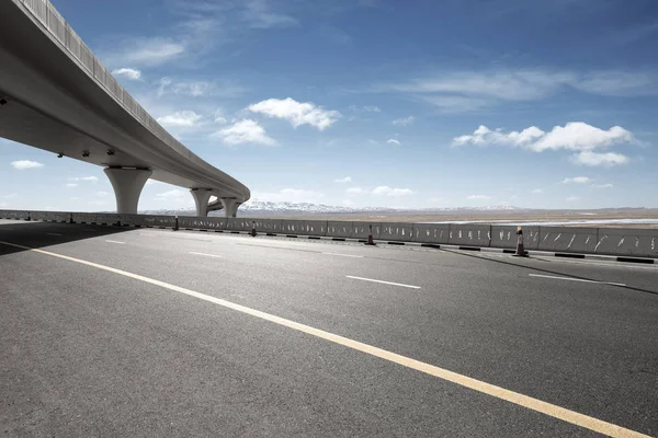 Asfalt yol ile şehir manzarası