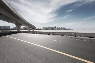 Asfalt yol ile şehir manzarası