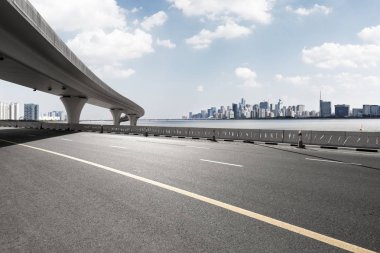 Asfalt yol ile şehir manzarası