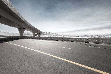 Asfalt yol ile şehir manzarası