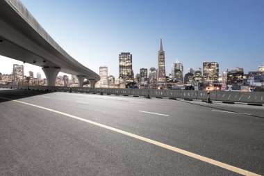 Asfalt yol ile şehir manzarası