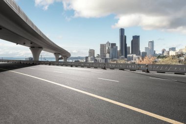 Asfalt yol ile şehir manzarası