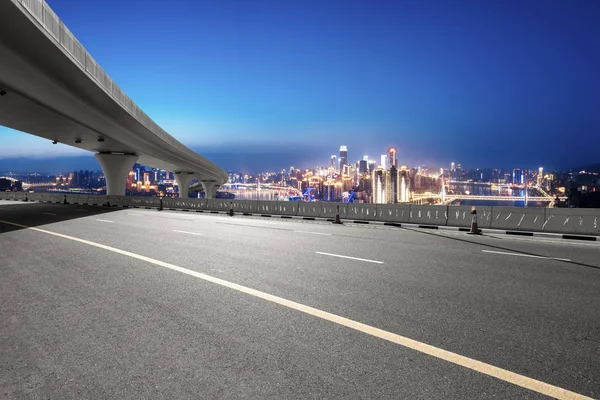 Asfalt yol ile şehir manzarası