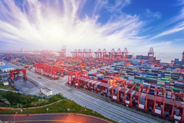 Shanghai Yangshanggang ticari hava görünümünü dock bulut gökyüzünde