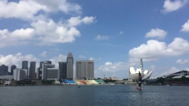 Singapur - 1 Temmuz 2014: Bulutlu bir günde Cityscape, simgesel yapı ve Singapur silueti. Timelapse,4k formatı.