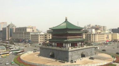 Xi 'an' da Zhonglou ve yoğun trafik